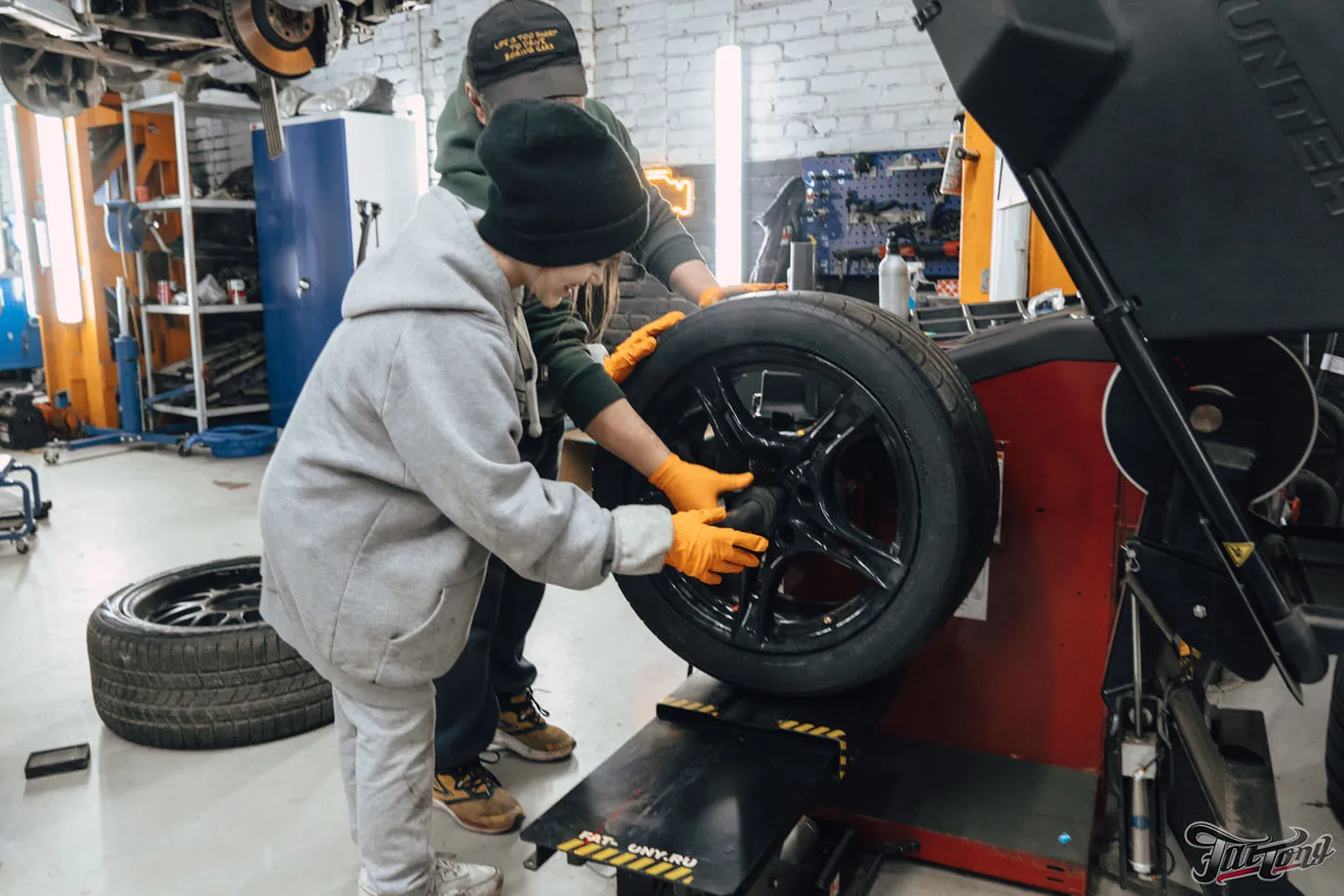 Фирменный Шиномонтаж на вибростенде на оборудовании Hunter для Porsche Caymаn: справится даже ребенок!